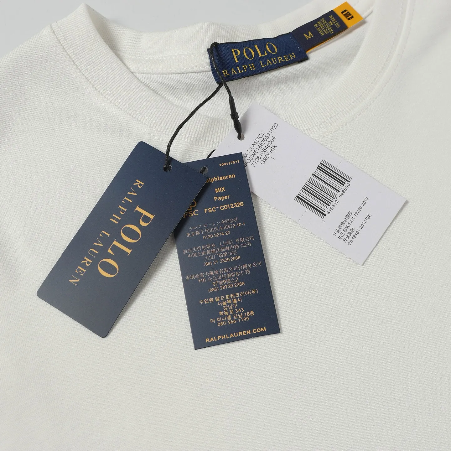 P126 Style number: 505 Ralph Lauren/Ralph Lauren 25ss new summer silicone Polo embossed round neck T-shirt. The main logo on the neck has a QR code mark, which can be scanned for verification. The 3D silicone three-dimensional English letter logo is embossed to distinguish low-quality products on the market. 32 counts, 240g hydrophilic toner, 100% cotton fabric, comfortable and soft, highly breathable, focusing on high-end cost-effectiveness, needless to say good quality. Available in a variety of colors, both boys and girls can try this genderless style, giving them a yuppie tone in no time. Immerse yourself in your leisurely style, and have your own style in retro. Natural, vivid and very French romantic feelings, perfectly integrating youthful atmosphere and trend. Color: white, black, navy blue, dark green Size: S-xL S Shoulder width 44 Bust 104 Sleeve length 23 Clothing length 72 M Shoulder width 45 Bust 108 Sleeve length 24 Clothing length 74 L Shoulder width 46 Bust 112 Sleeve length 25 Clothing length 76 xL Shoulder width 47 Bust 116 Sleeve length 26 Clothing length 78